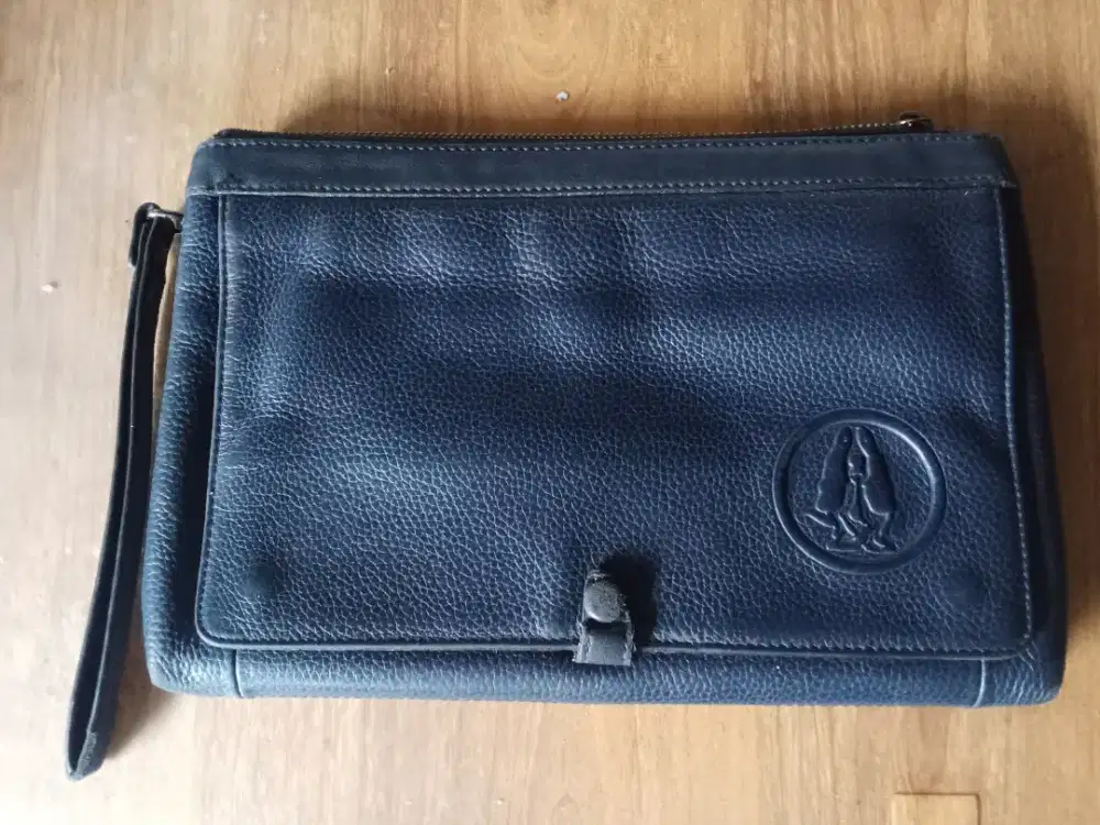 PRELOVED : HUSH PUPPIES Sparky Clutch, Navy, Masih bagus, COD Cibubur