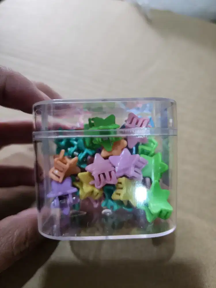 Ikat dan jepit rambut anak-anak