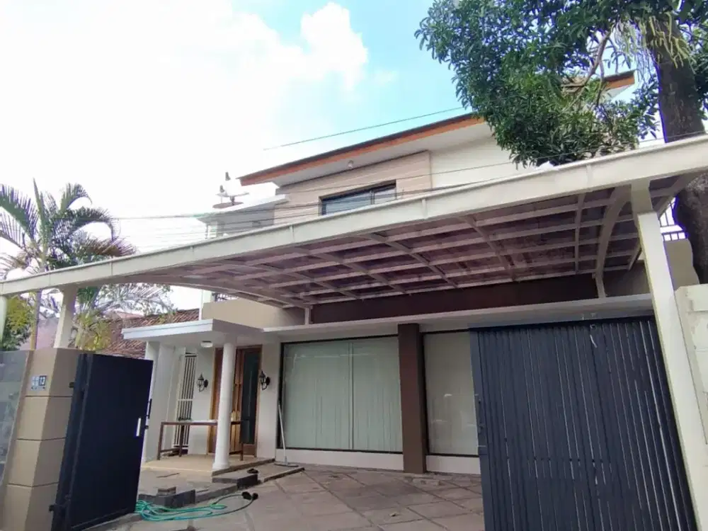 Dijual Rumah 2 Lantai Jogja, Halaman Luas Dekat Kampus AMIKOM UPN UII MERCUBUANA