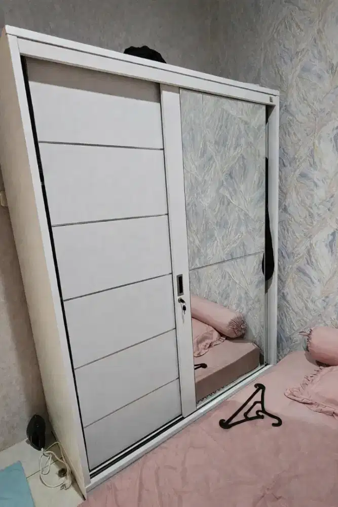 Lemari pakaian besar