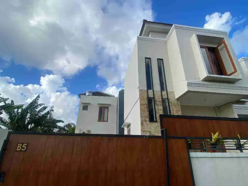 Rumah Modern di Kompleks Perumahan Antasura