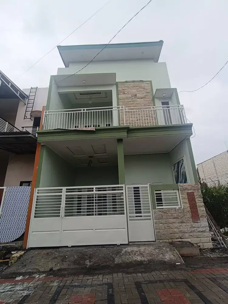 DIJUAL RUMAH 2LT CANTIK SIAP HUNI ADA GARASI MURAH BISA NEGO