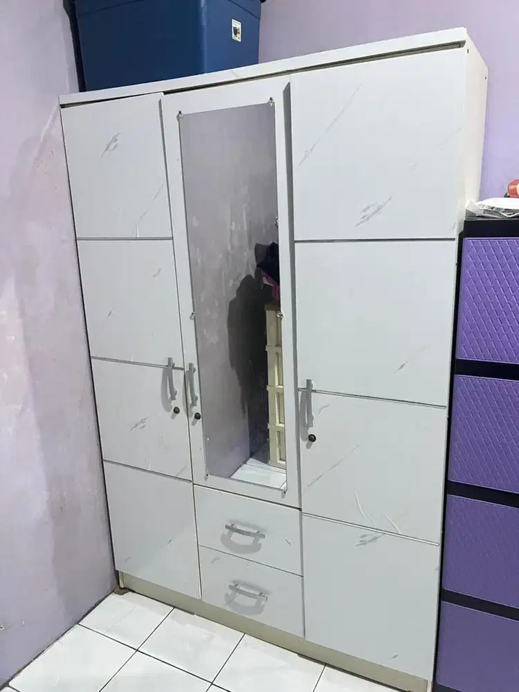 Lemari pakaian bekas