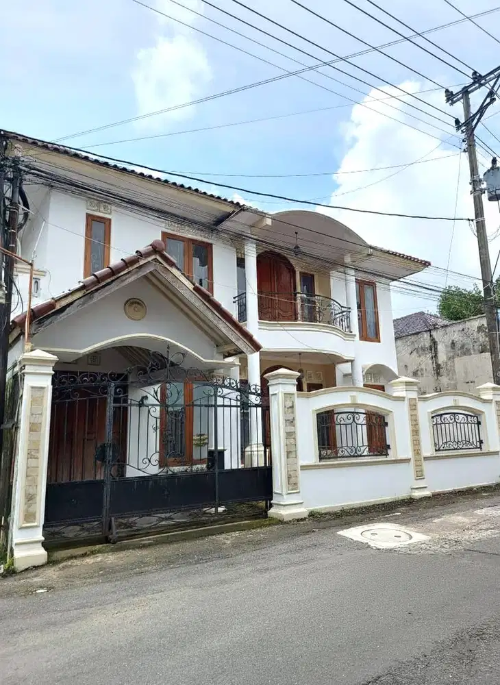 Rumah Mewah di Tepi Jalan Kalimantan dekat Kampus UGM