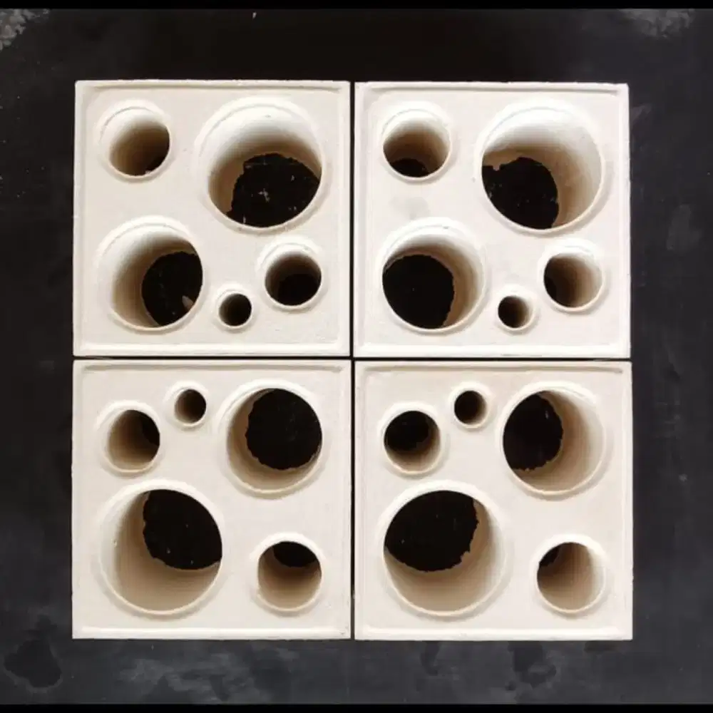 Roster beton minimalis motif tapak kucing.