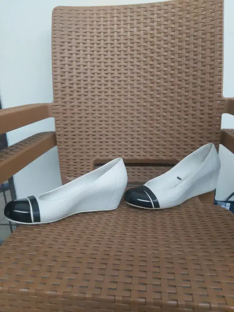 Jual sepatu crocs original model spt foto ukuran W8/39,250 ribu nego