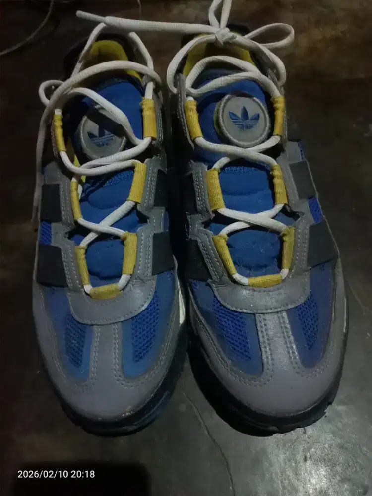 Sepatu Adidas pemakaian pribadi