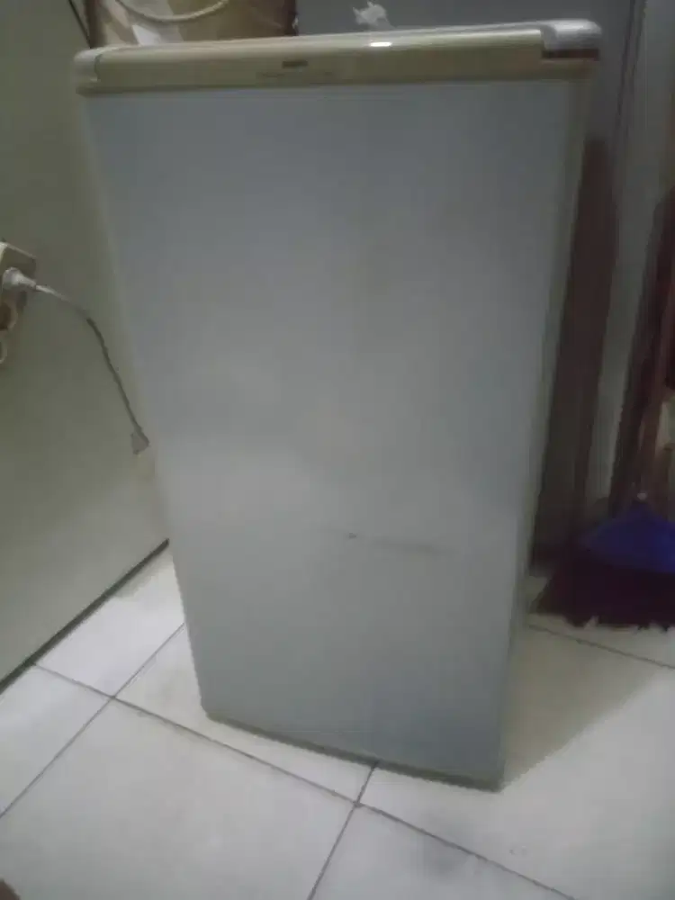 Kulkas mini merk sanyo
