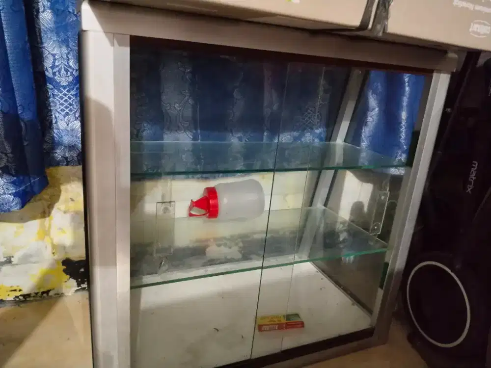 Etalase kecil bekas
