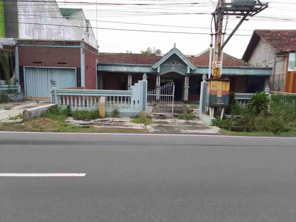 tanah pinggir jalan raya Masaran Sragen ada bangunan rumah lama