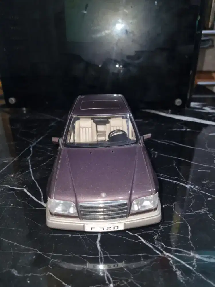 Mercedes Benz E320 W124 1/18