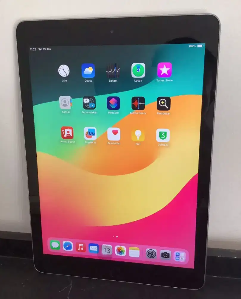iPad Generasi 5 Wi-Fi 32GB Normal Mulus Charger Only