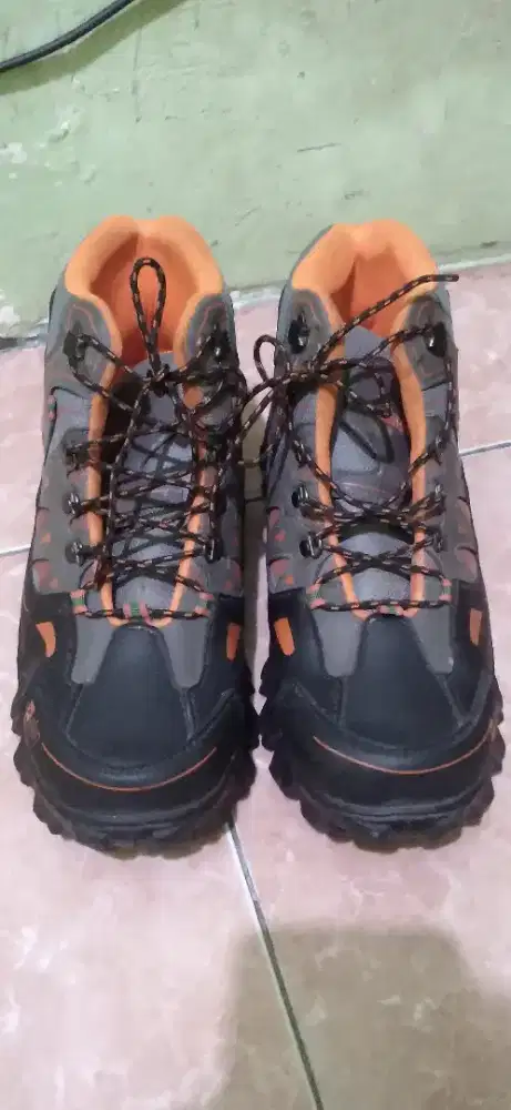 Sepatu safety merk lavio