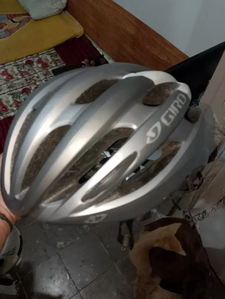 Helm giro sepeda