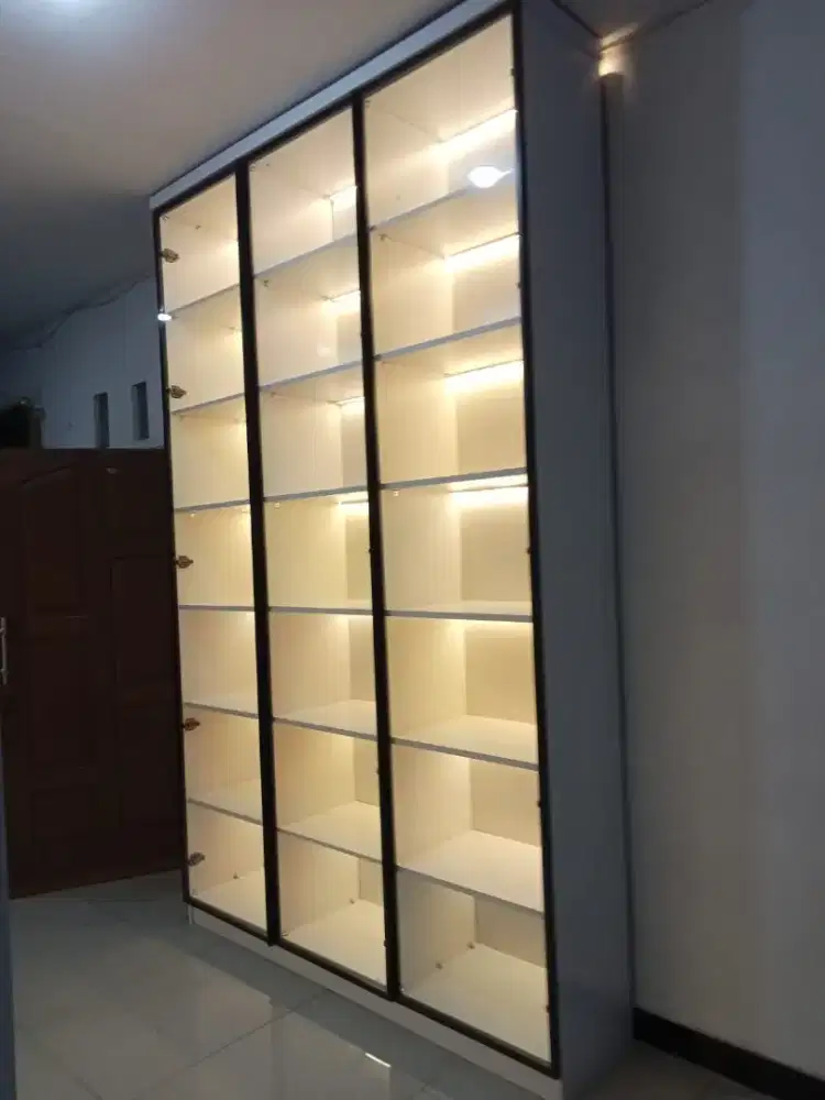 Lemari tas full kaca perpaduan lampu minimalis