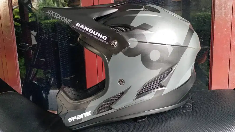 Helm 661 sixsixone comp size M