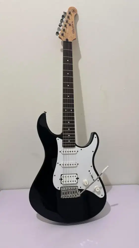 Dijual gitar elektrik / listrik yamaha pasifica 112J masih mulus