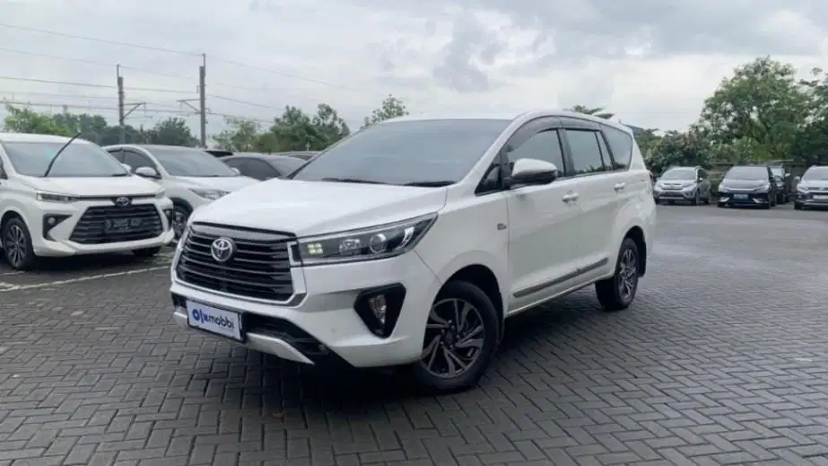 DP 20 JUTA Toyota Kijang Innova 2.0 V Bensin-MT 2021 UZN