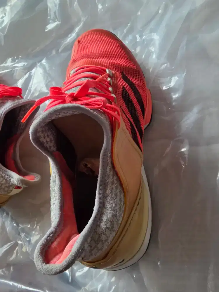 Sepatu tennis addidas