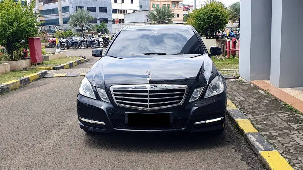 Mercedes Benz Mercy E300 Avantgarde Line Hitam 2011 LOW KM ANTIK