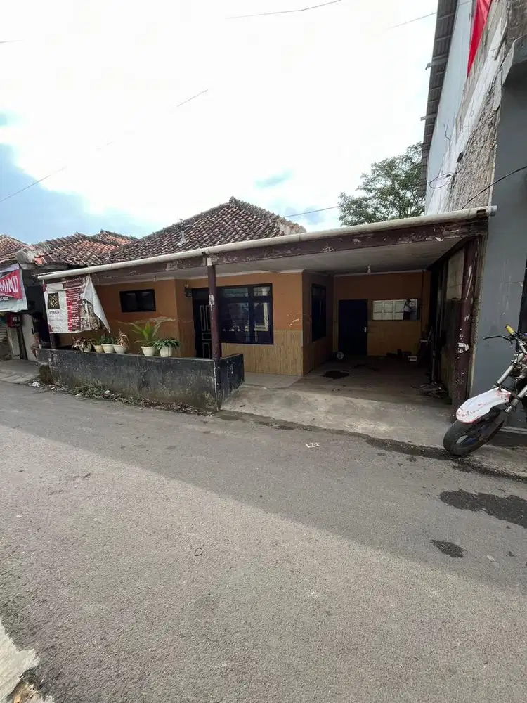 Dijual tanah dan bangunan SHM 108m2 akses mobil dekat jalan utama