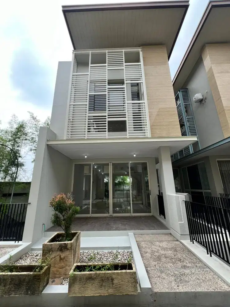 Jual rugi, Rumah full renovasi 3 lantai di Wisata Bukit Mas Notredame
