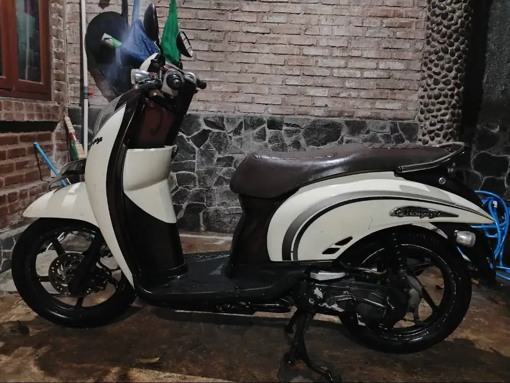 Honda scoopy putih beige 2011