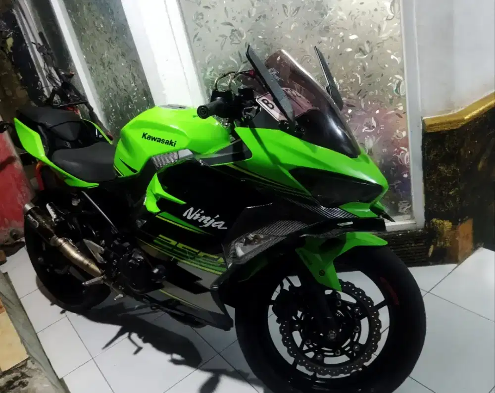 Di jual kawasaki ninja kondisi terawat mesin oke.