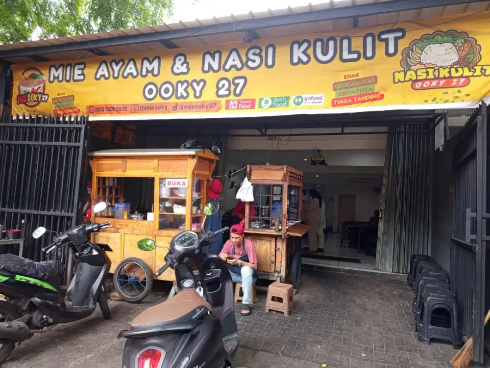 Lowongan Kerja Waiters / Kitchen / Staff