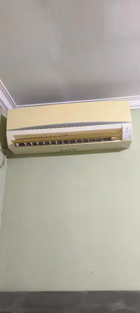 AC merk sharp 1 pk. 
Lengkap: AC indoor, outdoor, breket, remote