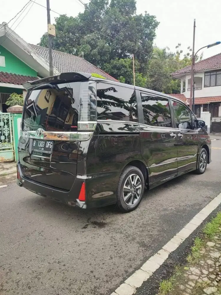Toyota Voxy  2.0 at metic th 2021 hitam nopol ganjil jakarta timur