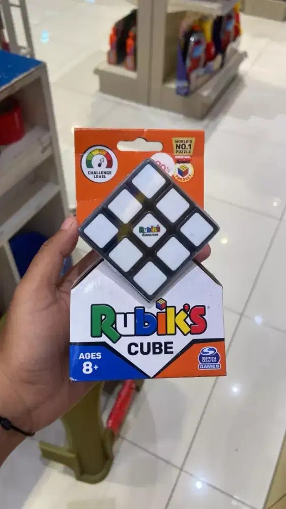 mainan kubus rubik 3x3 original merk rubik's

kondisi new segel
mulus