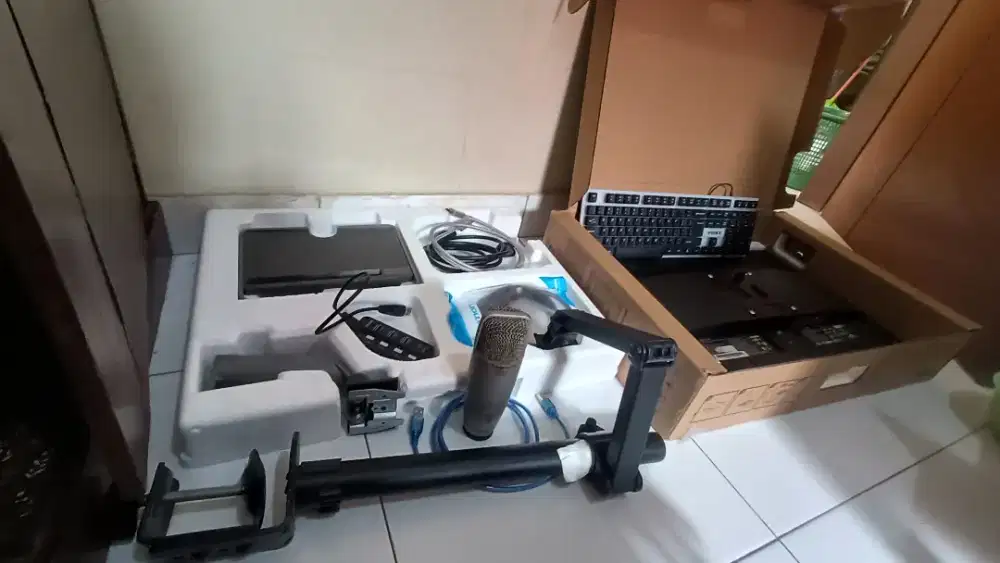 Streamer ( Monitor, + 2 Stand, Microphone Mic USB, Keyboard & Port USB