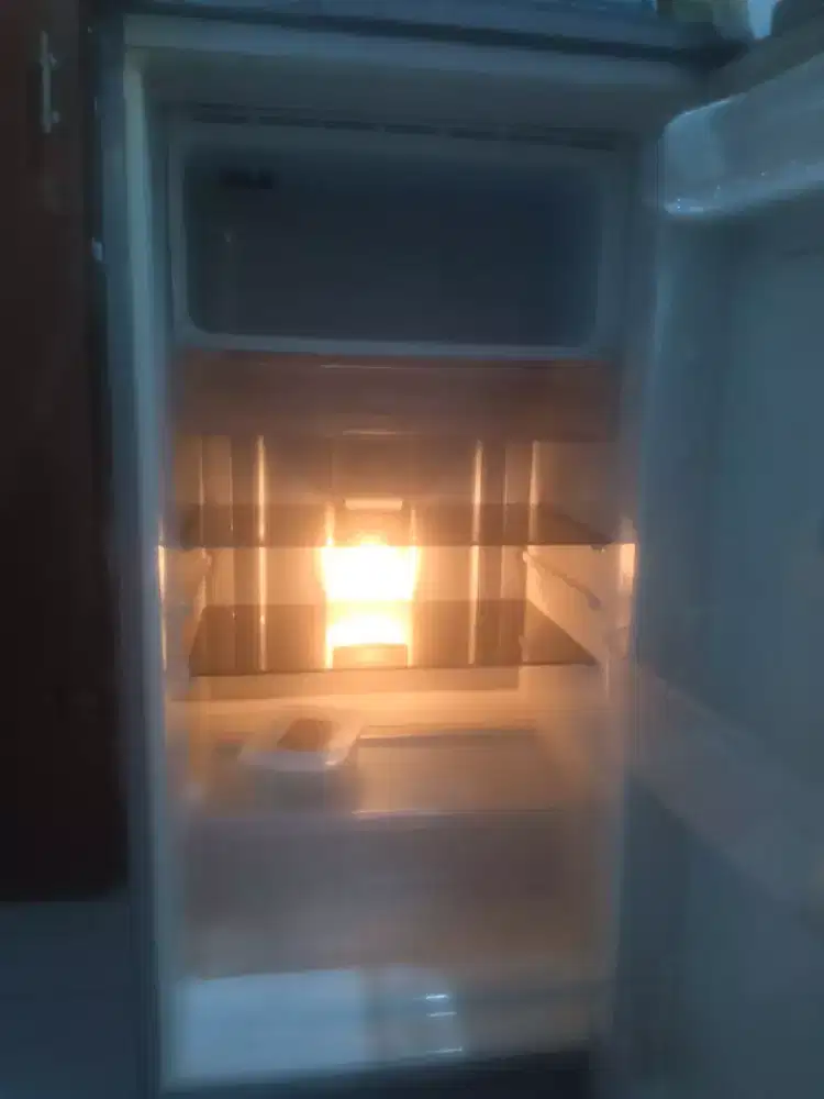 Di jual Kulkas masih berfungsi baik dingin dan bersih