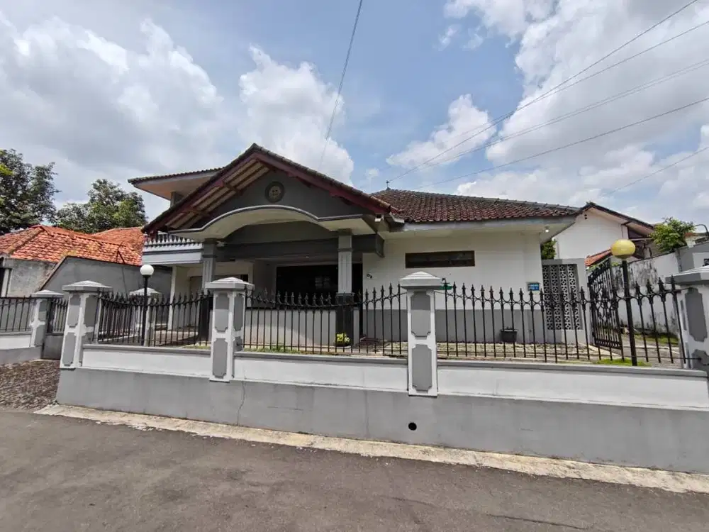 RUMAH HALAMAN LUAS DEKAT RING ROAD UTARA, RS JIH, MALL