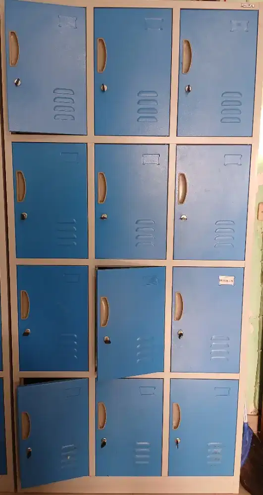 Lemari loker besi 9 pintu