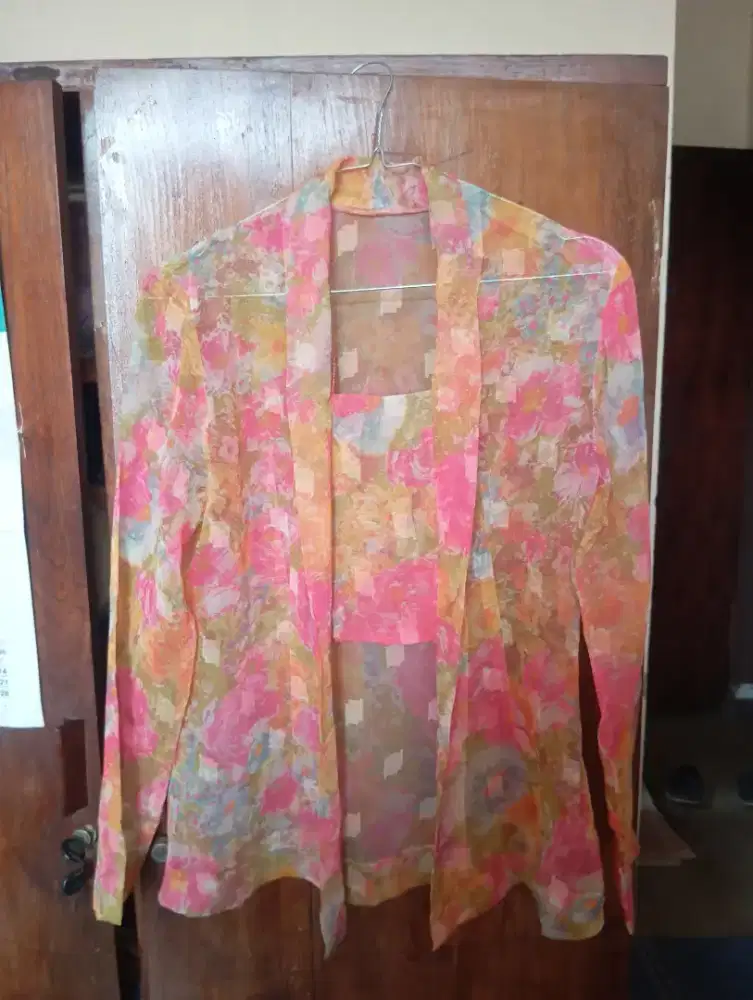 Kebaya jadul model kutubaru, corak bunga, warna pink