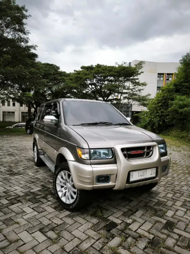 Isuzu Panther Touring 2001