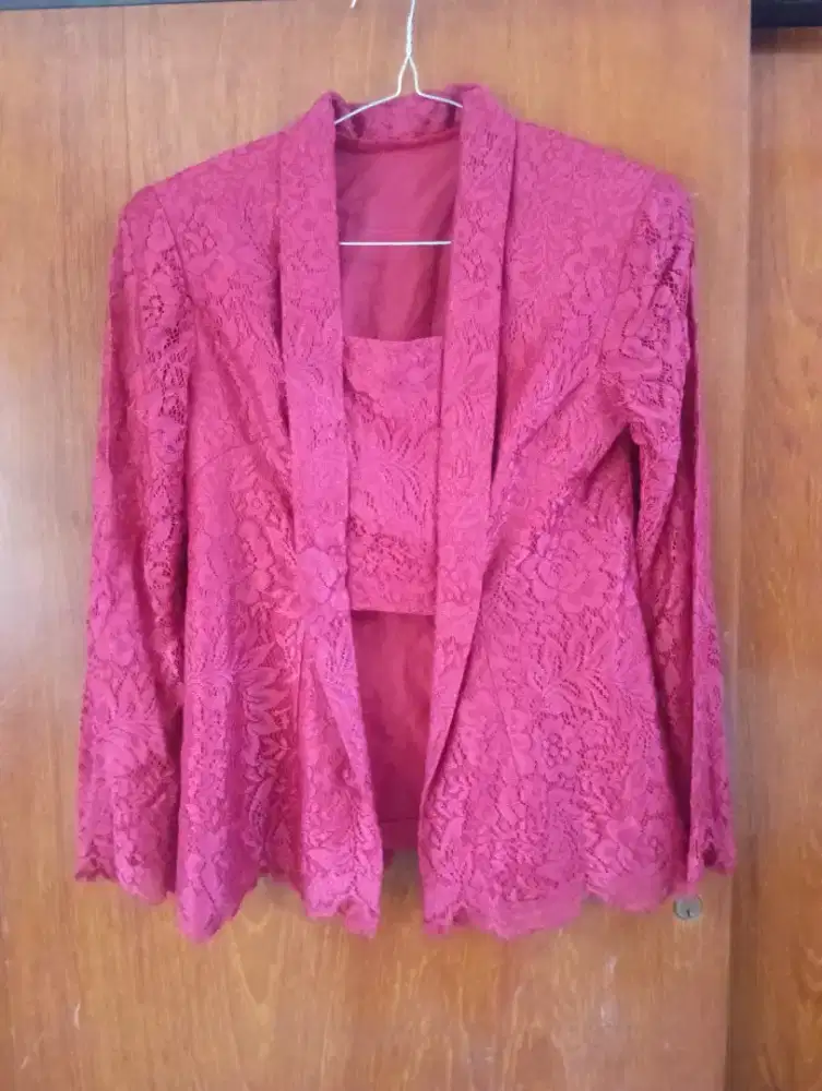 Kebaya brokat, model kutubaru, warna merah marron