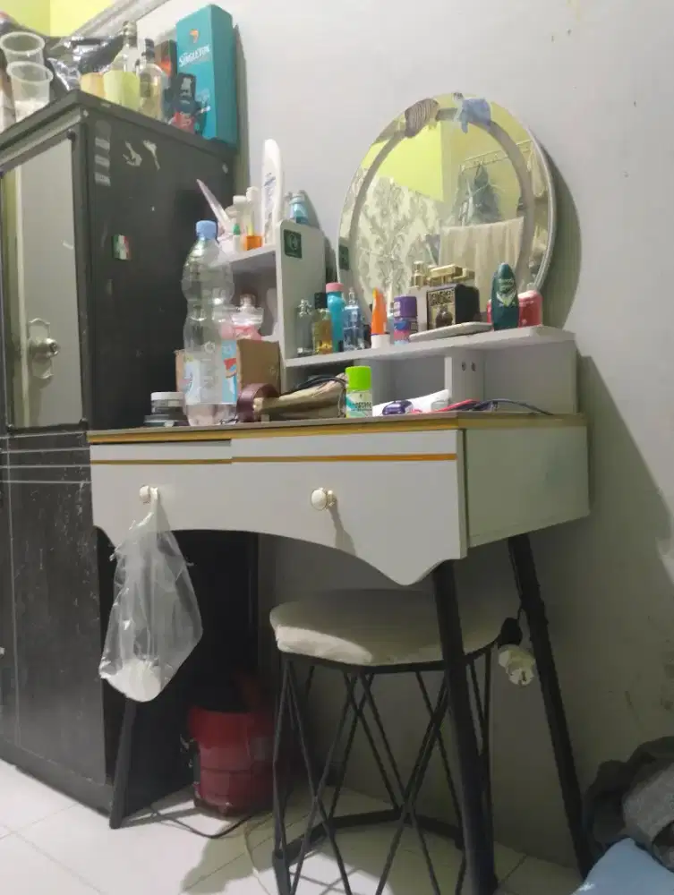 Meja rias & spring bed