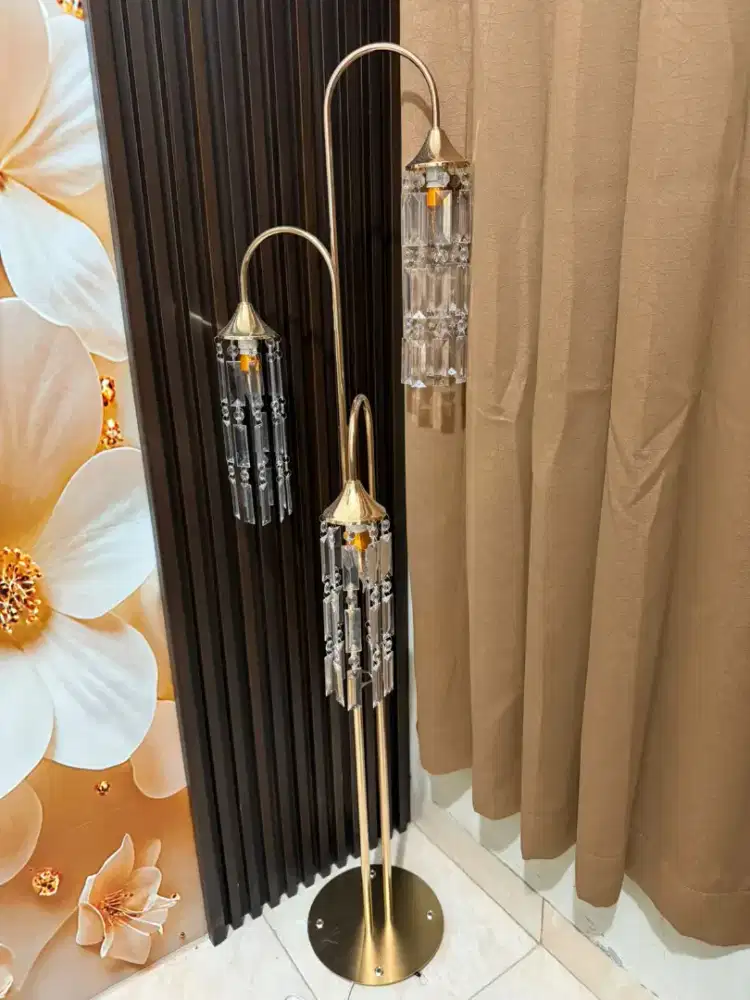 Dicari host live streaming