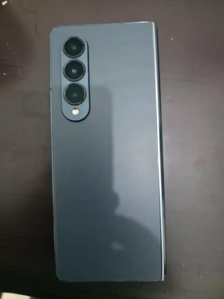 Samsung Z Fold 4 fisik mulus layar dalam mati