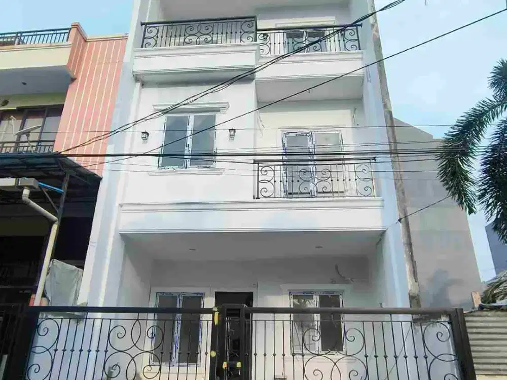 Rumah Baru 3 Lantai Facade Neo Classic Minimalis di Duri Kepa