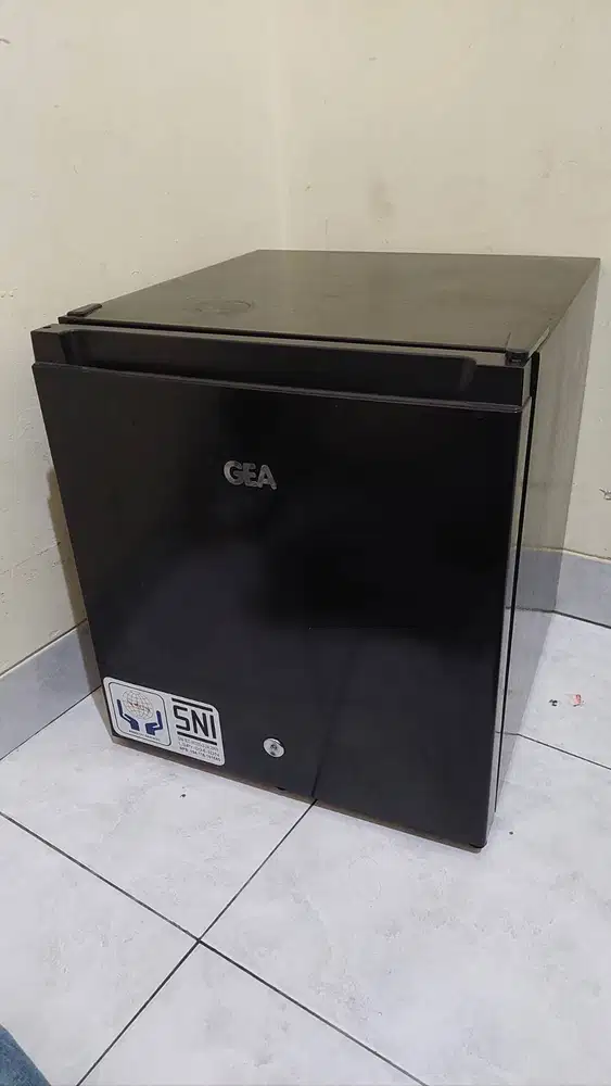 Kulkas Minibar merk GEA