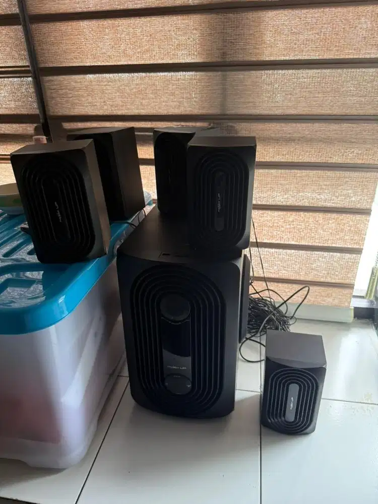 Speaker jadul tapi masih nyala dan bagus