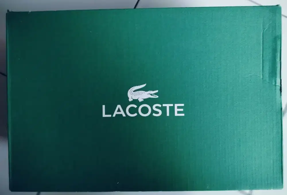 Sepatu kulit Lacoste
