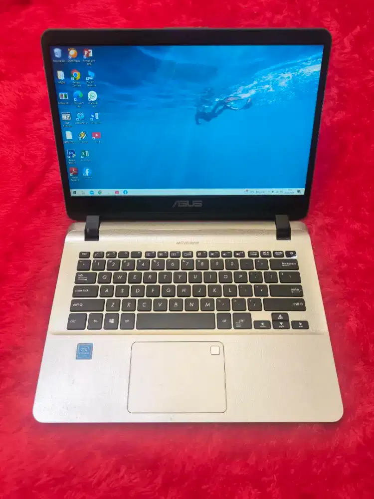 Dijual laptop asus vivobook x704m slim,intel celeron ram 4 gb ddr4