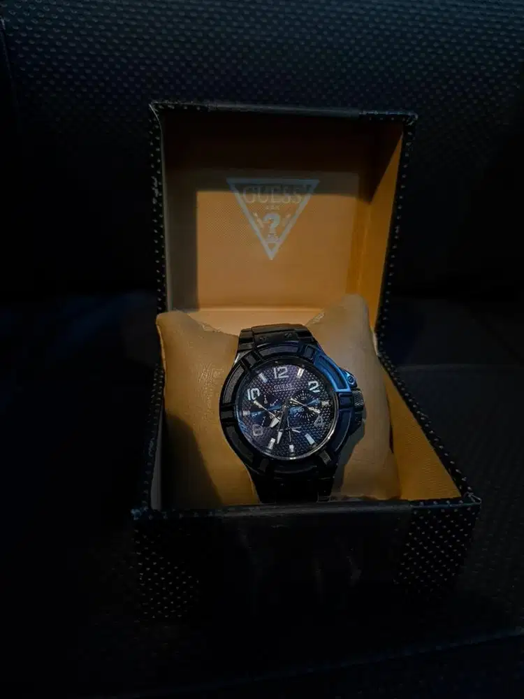 Jam tangan pria merk Guess