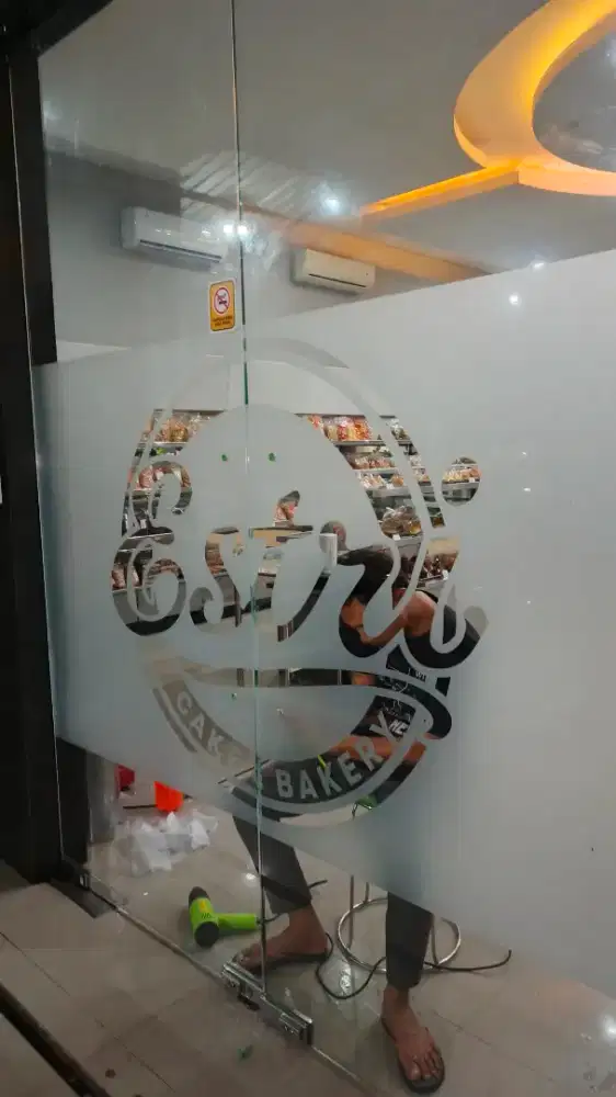 CUTTING STICKER SANDBLASTING STIKER LOGO KACA PINTU LOBBY KANTOR TOKO