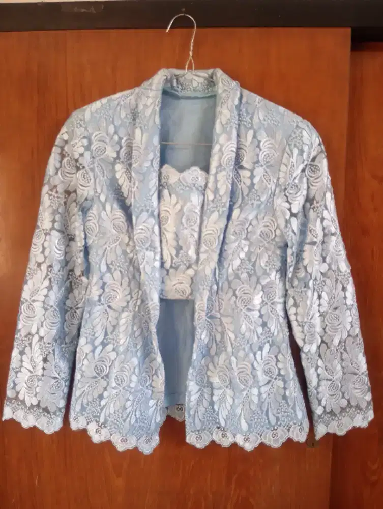 Kebaya brokat  model kutubaru, warna biru muda